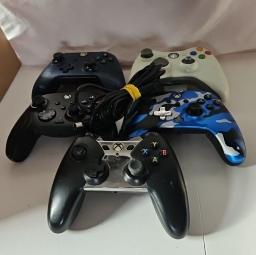 Xbox controllers mixed - 5,